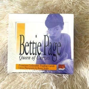 Bettie Page Queen of curves trading cards/sealed box💙💙